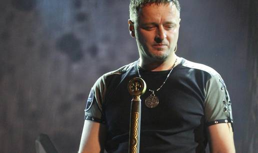 Evo što simbolizira mač kojeg Thompson zabija na pozornici