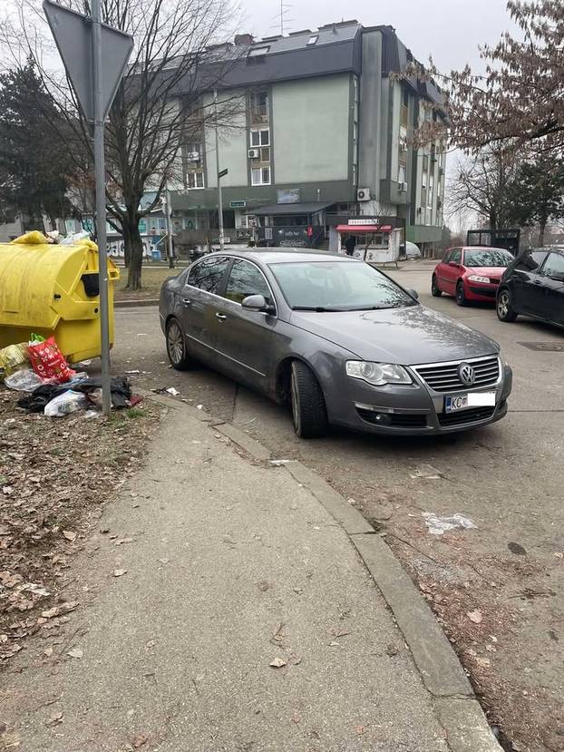 FOTO Tko to tamo pjeva, ups... parkira. Ovako to Hrvati rade, neki uzmu mjesto i invalidima...