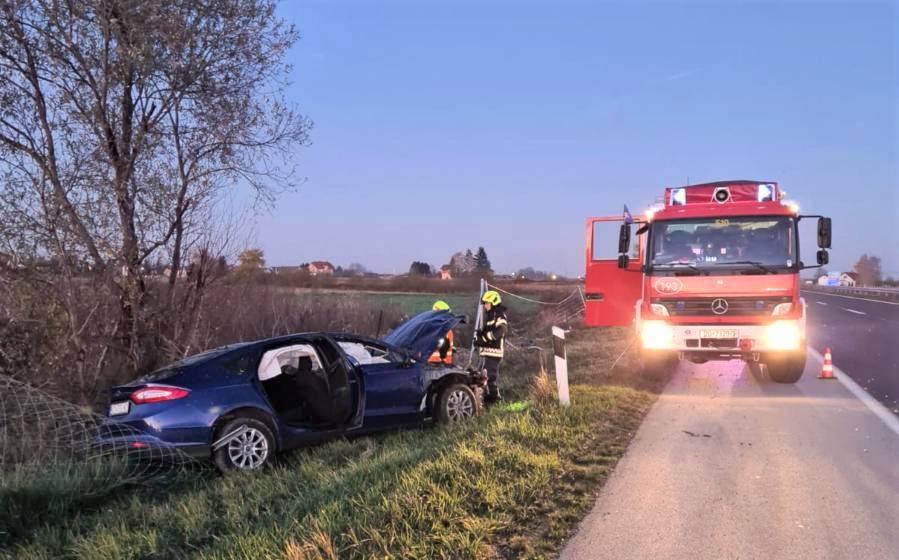 Pijan skrivio nesreću, škarama rezali automobil da ih izvuku