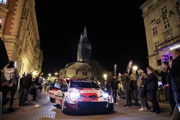 Zagreb: WRC automobili  na glavom gradskom trgu privukli veliku pažnju građana