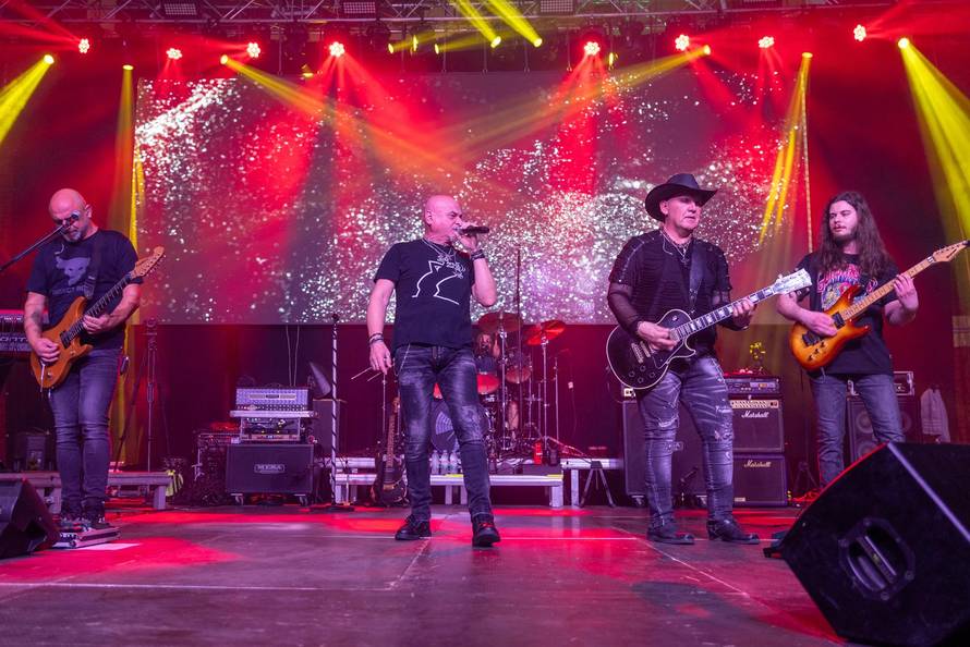 Županja: 13. božićni koncert Opće Opasnosti i prijatelja