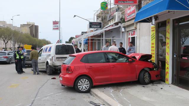 Automobilom se zabio u izlog pekare, ozlijeđeno troje ljudi