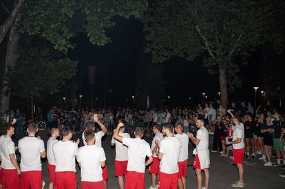 FOTO Veliki doček za prvake u futsalu: Kod studentskog doma bile stotine ljudi, palili baklje