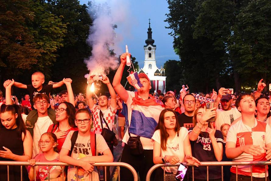 Bjelovar: Zaprešić Boysi zagrijavaju navijačku atmosferu  uoči utakmice Hrvatska - Engleska