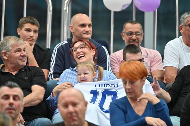 Makarska: Predsjednik Hajduka Ivan Bilić darovao dres gledatelju na utakmici između Novog Vremena i Prištine