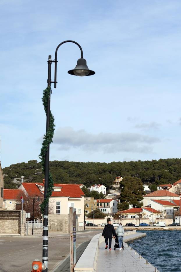 Zimsko jutro u turistčkom i ribarskom mjestu Tisno