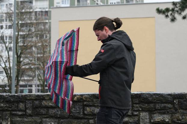 Zagreb: Nevrijeme s jakim vjetrom i kišom zahvatilo zagrebačke ulice