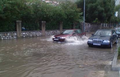 Lišće začepilo odvode pa pljusak poplavilo ulice