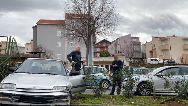 Dva auta sudarila se u Splitu, jedan je oštetio zaštitnu ogradu