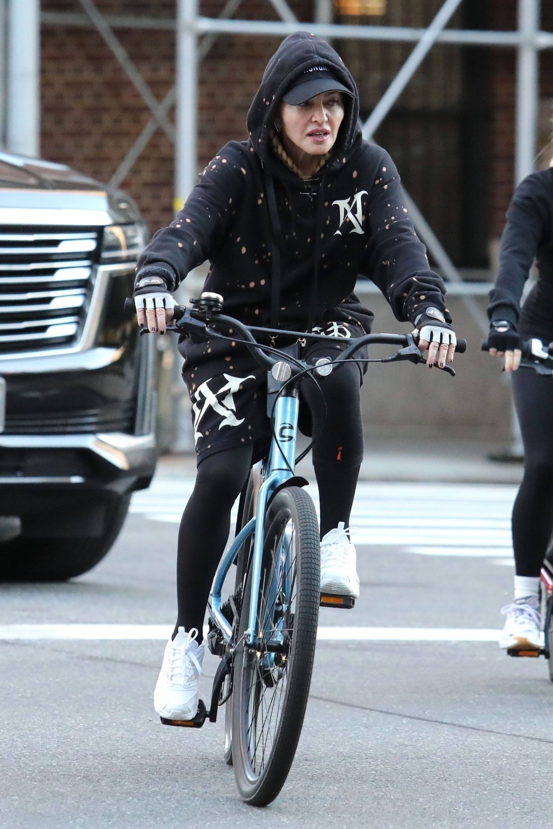 Madonnu uhvatili u prirodnom izdanju: S minimalno šminke i u tajicama vozila bicikl kroz grad