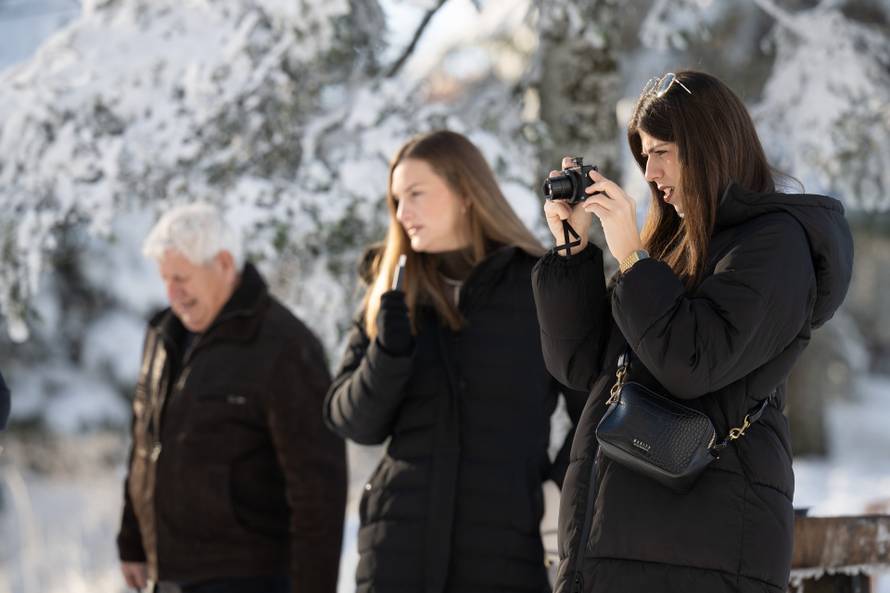 Zagreb: Građani uživaju u suncem okupanom Sljemenu 