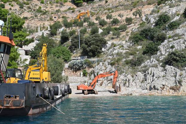 Nastavlja se rušenje bespravno izgrađenih objekata u uvali Vruja