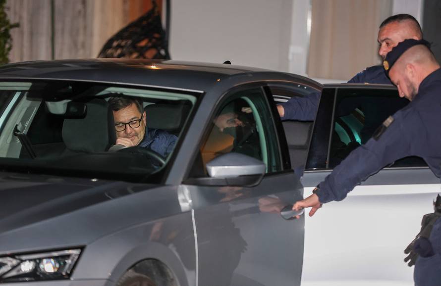 Zagreb: Izlazak Andrije Mikulića i inspektora iz kuće nakon opsežne pretrage