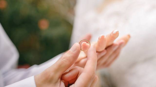Znate li zašto se vjenčani prsten nosi na lijevoj ruci i odakle ta tradicija zapravo potječe?