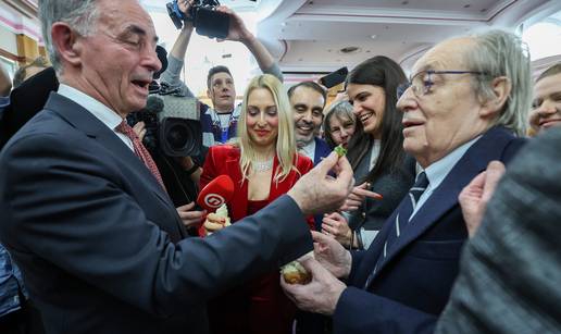 FOTO Bo&zcaron;i&cacute;ni domjenak Srpskog narodnog vije&cacute;a: Lomili &ccaron;esnicu, a evo i tko je izvukao nov&ccaron;i&cacute;...