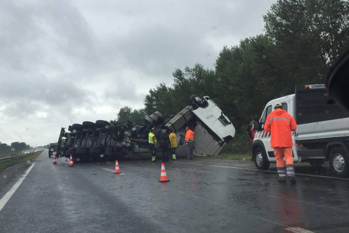 Prevrnula se cisterna kod Babine Grede, nema ozlijeđenih