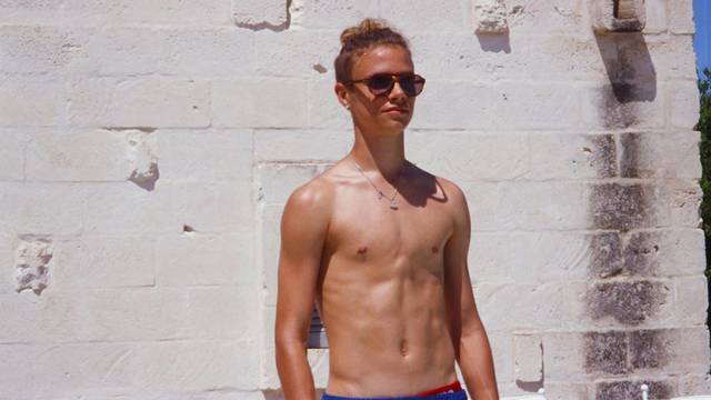 Romeo Beckham (17) je počastio fotkom bez majice: 'Isti si otac'