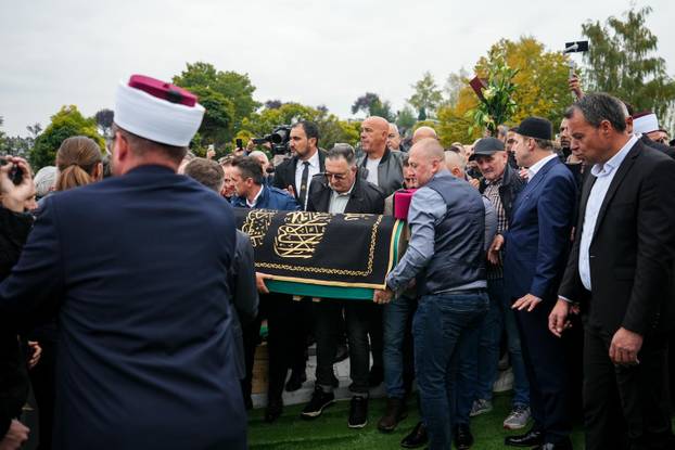 Sarajevo: Posljednji ispraćaj Halida Bešlića na gradskom groblju Bare