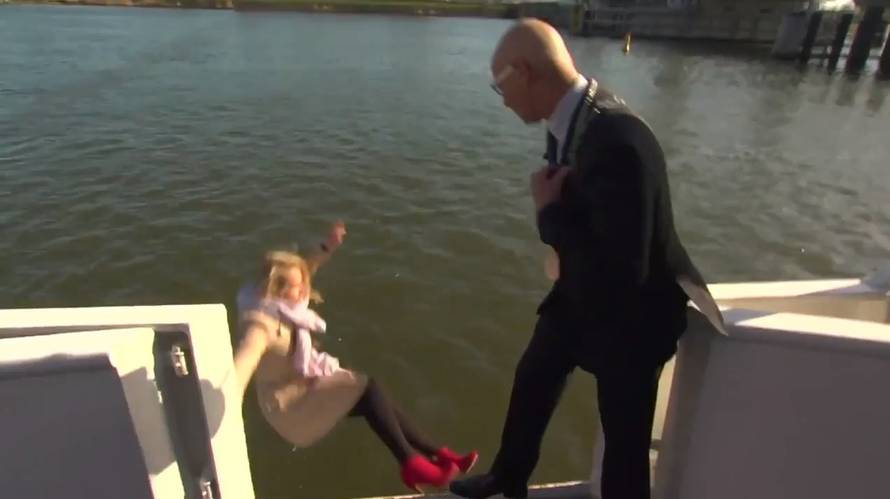 Novinarka pala s broda dok je intervjuirala gradonačelnika