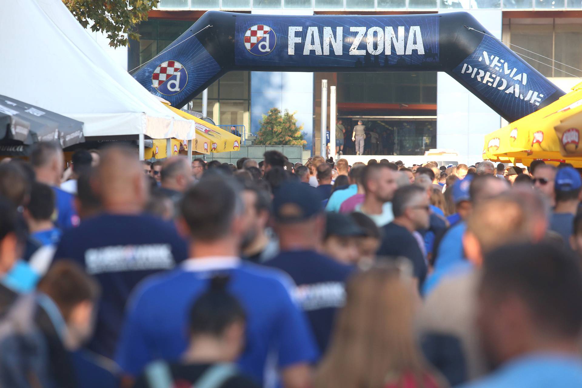 Zagreb: Atmosfera u fan zoni kod stadiona Maksimir
