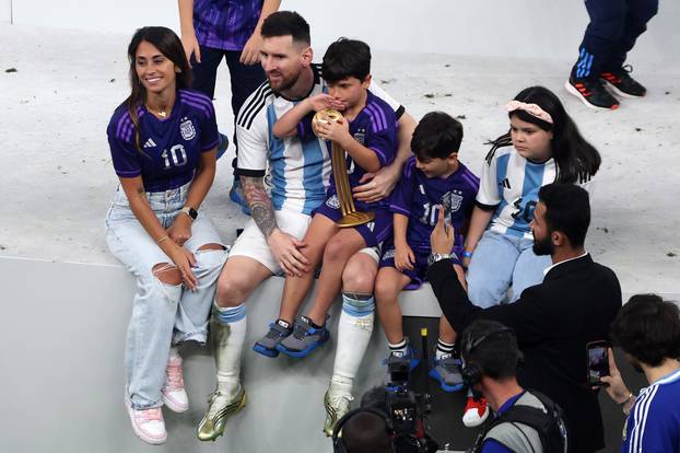 KATAR 2022 - Messi s obitelji nakon osvojenog Svjetskog prvenstva