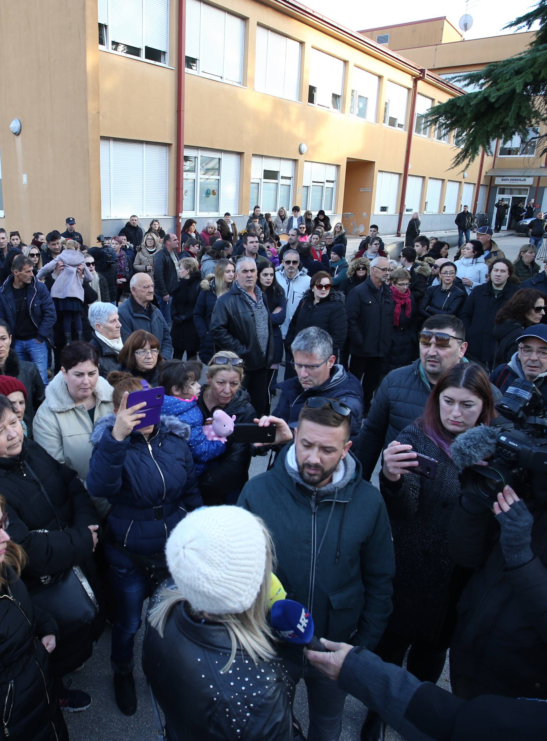 Prosvjed graÄana zbog rada Doma zdravlja i Hitne pomoÄi u MetkoviÄu