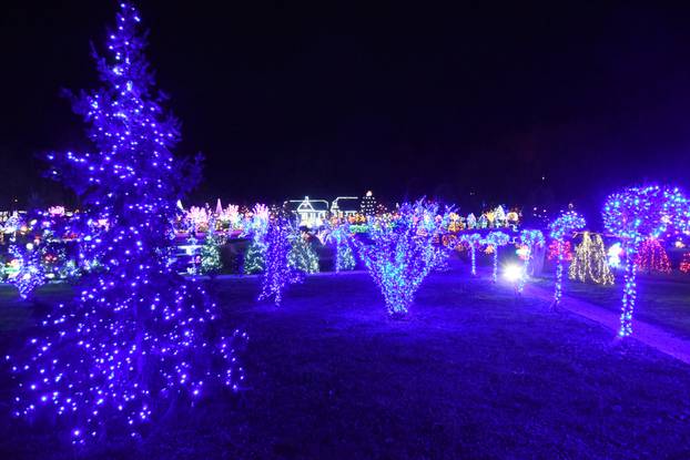 Grabovnica: Započela božićna čarolija svjetla obitelji Salaj