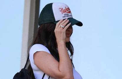 Je li trudna ili nije? Kylie Jenner pokazala trbuh i riješila misterij