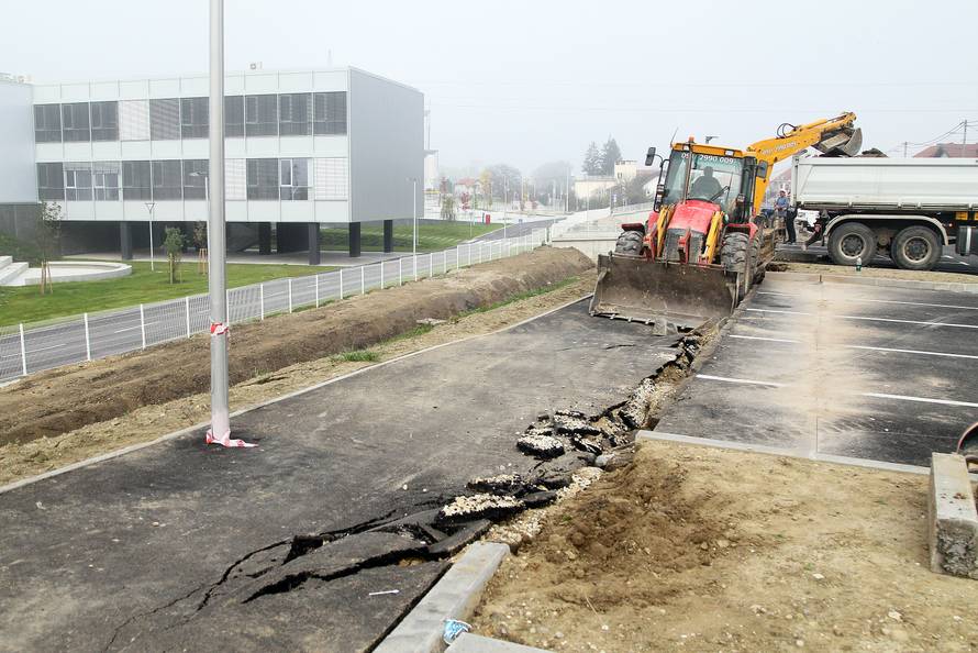 Popucalo parkiralište, klizište prijeti tek otvorenoj školi!