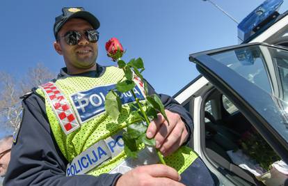 Policajci u Zadru i Šibeniku su zaustavljali žene i darivali ruže
