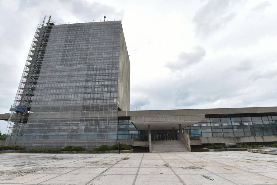 'Kockicu' su okružili skelama: Dobit će novu stolariju i stakla