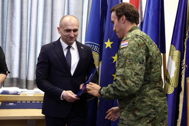 Zagreb: Ministar Anušić uručio ugovore vrhunskim sportašima i pričuvnicima Hrvatske vojske