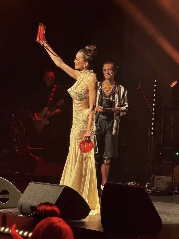 FOTO Špicasta čipka haljina naglasila je njene grudi, a Seve se u njoj provozala po gradu...