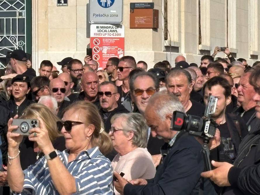 FOTO Gotov prosvjed na Rivi: Torcidaši su došli pred zgradu suda i urlali 'Za dom spremni'