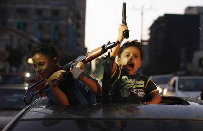Naoružana djeca na ulicama slave prekid vatre u Gazi