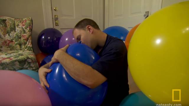 Balone mazi kao žene, spava s njima - i plače ako mu puknu