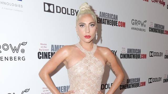 Samo u gaćicama: Lady Gaga u prozirnoj haljini otkrila adute