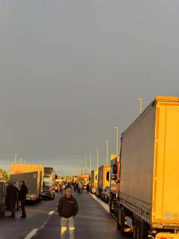 Pogledajte kaos na A3 zbog prevrnutog kamiona: Čekamo satima. Možda dočekamo jutro