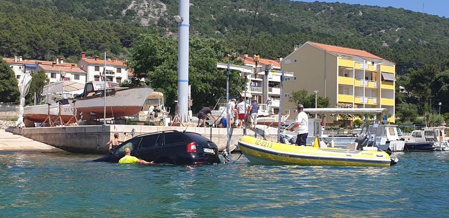 Slovenci spuštali gliser u more na Cresu pa im zaplivao i auto