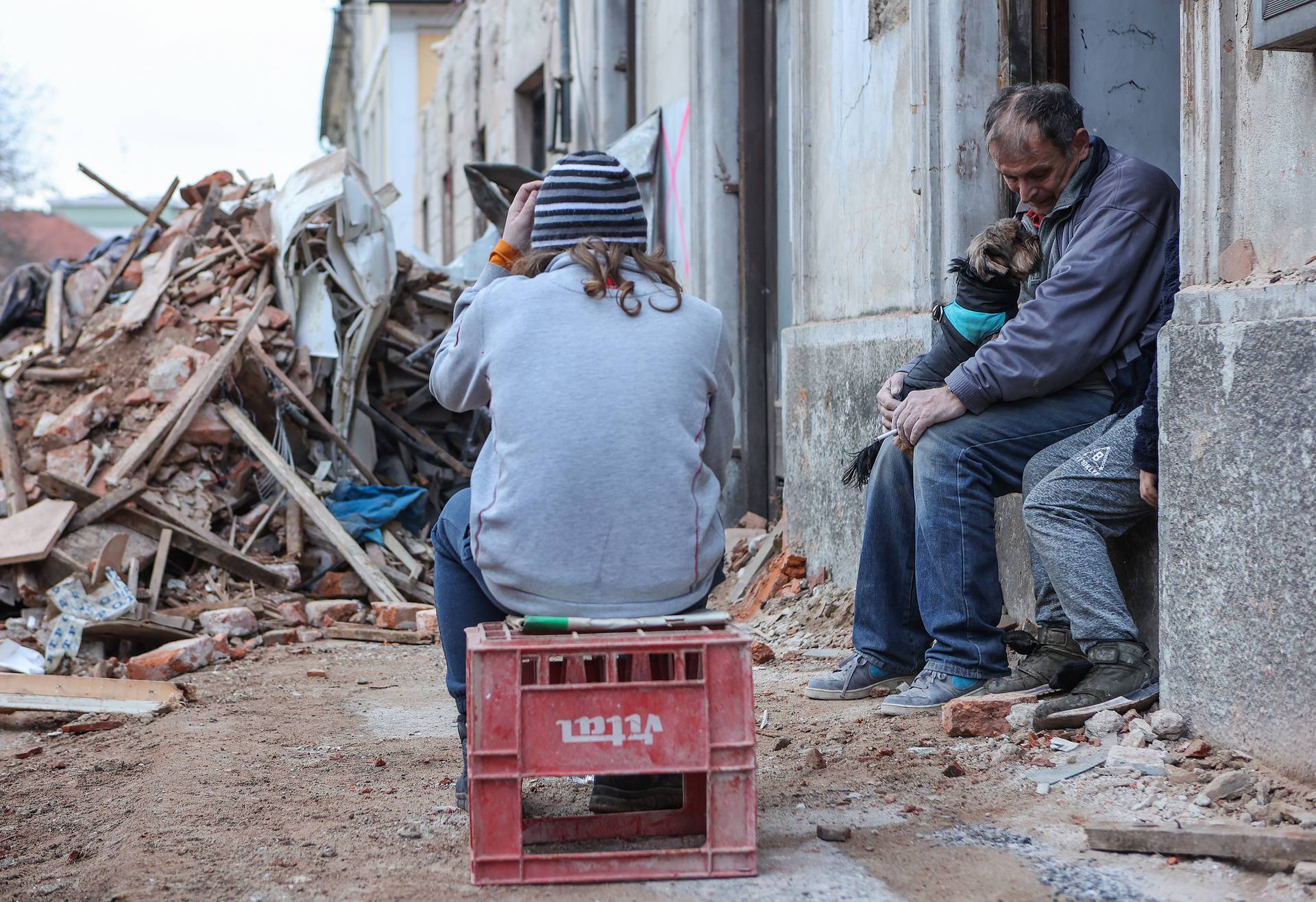 U potresu je ostao bez radnje i auta: Dobri ljudi dovezli su mu dva, jedan je poklonio dalje