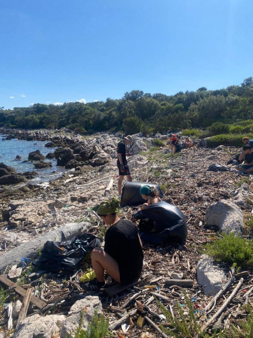 Belgijci čistili na otoku Molatu: Pridružili su se zadarskim izviđačima u ekološkoj akciji