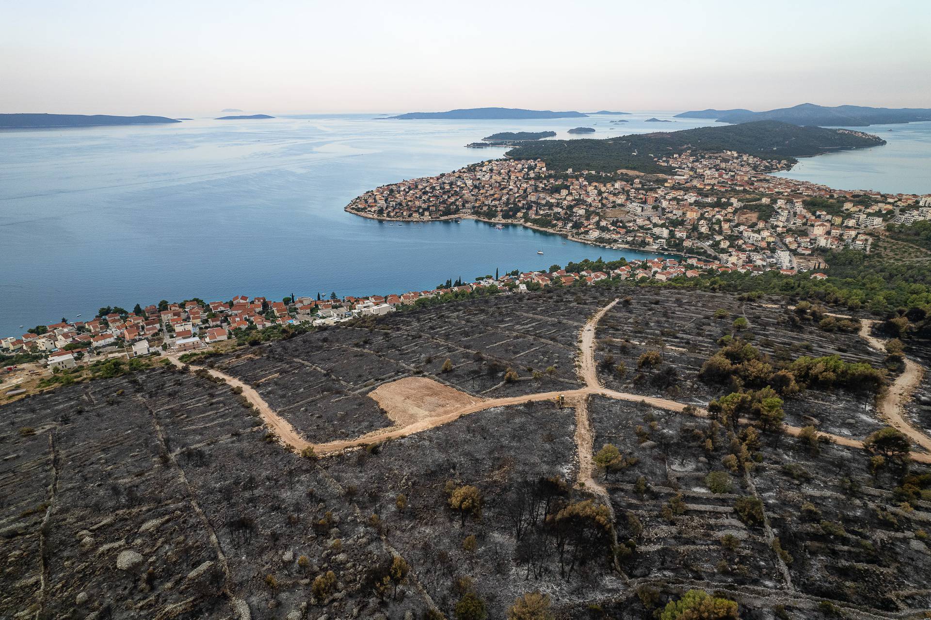 FOTO Otok Čiovo nakon požara, crnilo i pustoš: 'Ove snimke su upozorenje da se to ne ponovi'