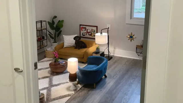 Napravio mini dnevni boravak za svoje pse: Imaju i mali kauč!