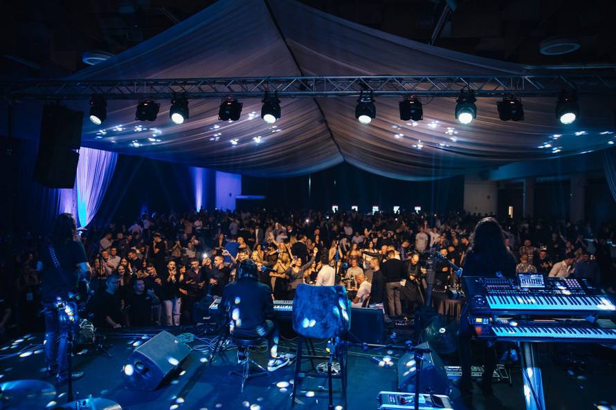 Spektakl za pamćenje – Aca Lukas i Mira Škorić zapalili Globus na Velesajmu!