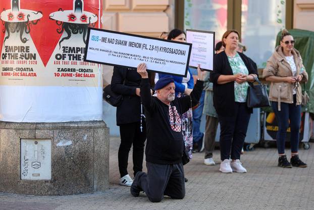 Zagreb: Molitelji na glavnom gradskom trgu