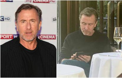 Tim Roth stigao je u Hrvatsku pa se opustio uz vino i mobitel