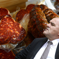 Uhićen HDZ-ovac koji je lovom od grada kupio 1500 kg kulena, pao i vlasnik mesnice (stožera)
