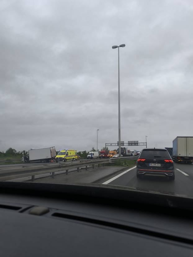FOTO Šokantni prizori s A3:  U sudaru poginule dvije sestre