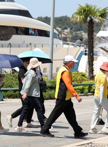Šibenik: Po najve?oj temperaturi turisti razgledavaju ljepote grada