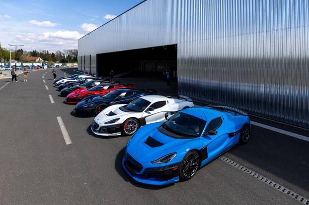 Rimac Nevere parkirane ispred Rimac kampusa u Kerestincu povodom Trilblazers Toura